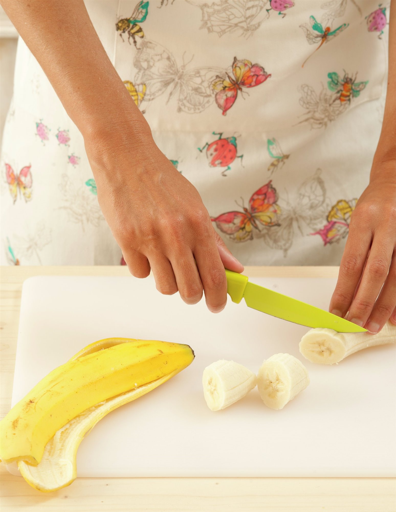 1. Corta y tritura los plátanos