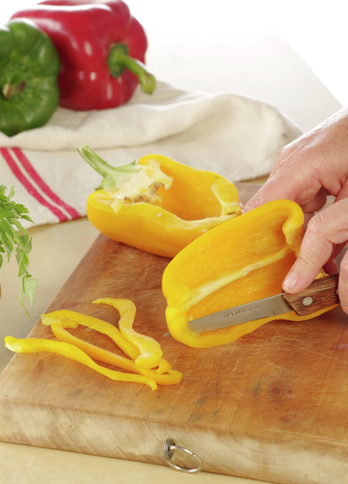 1. Corta los pimientos