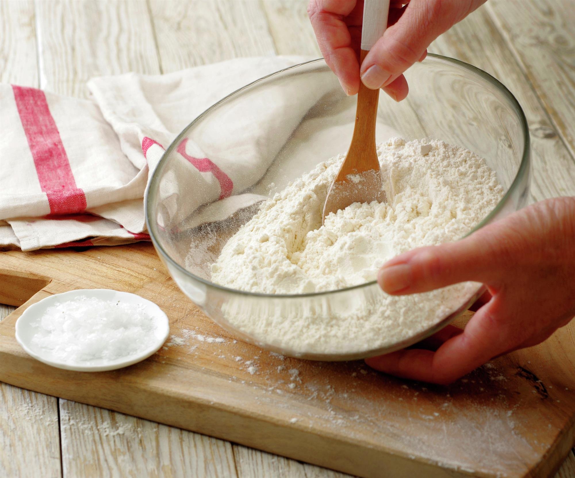 1. Mezcla la harina y la sal