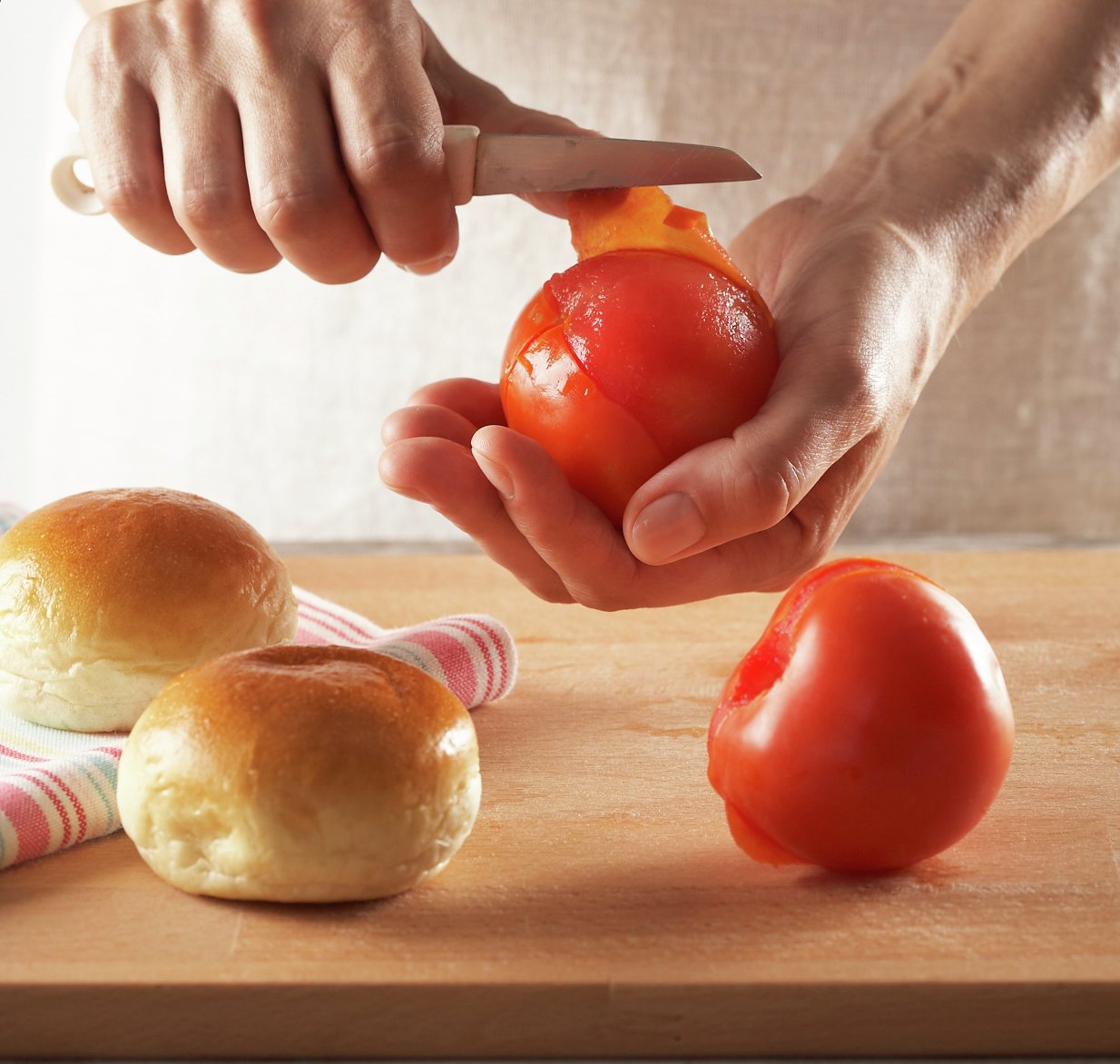 3. Pica los tomates