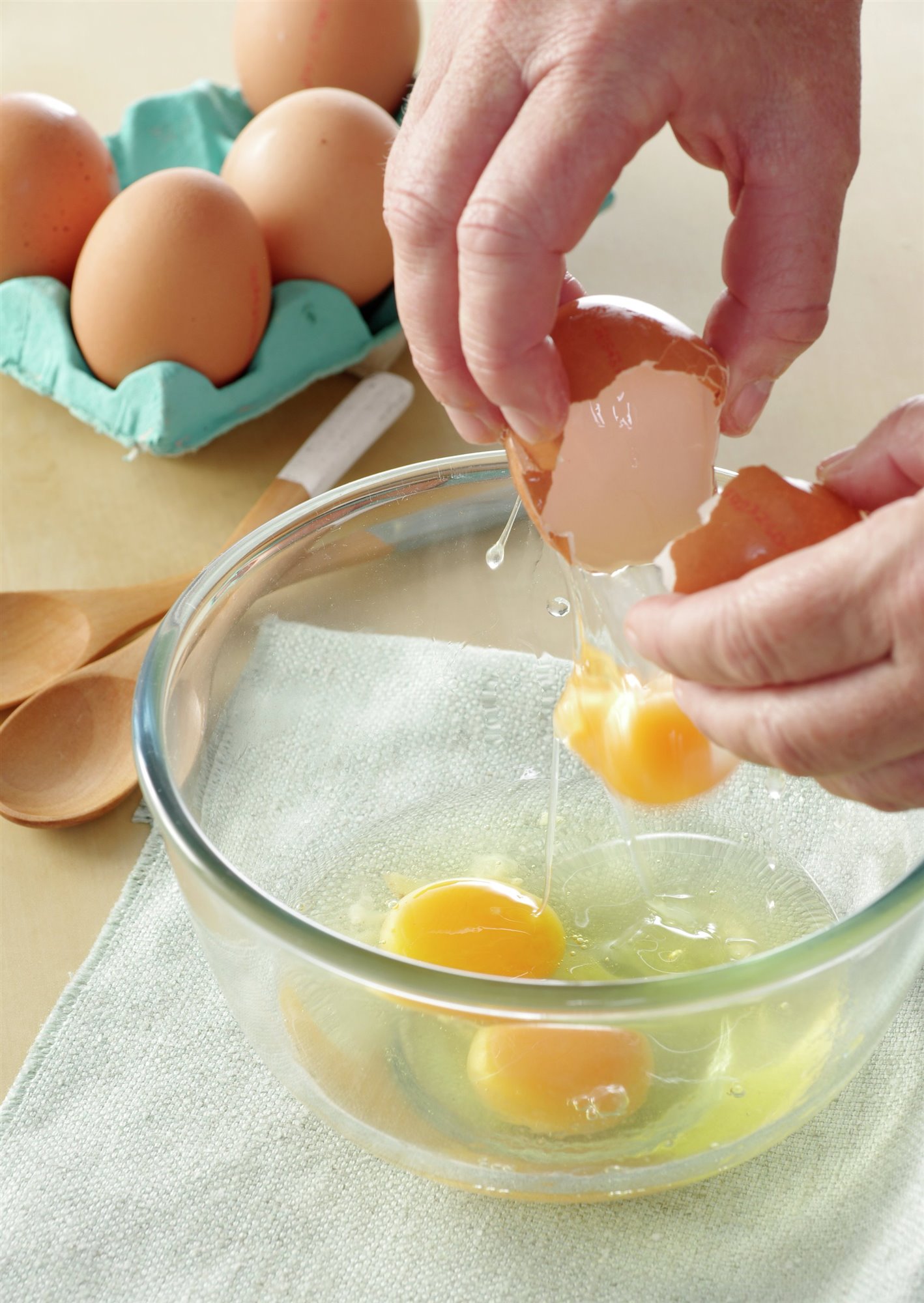 2. Bate los huevos con el azúcar