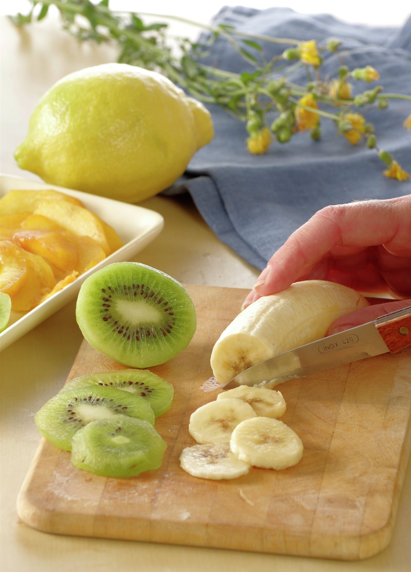 3. Pela y corta las frutas