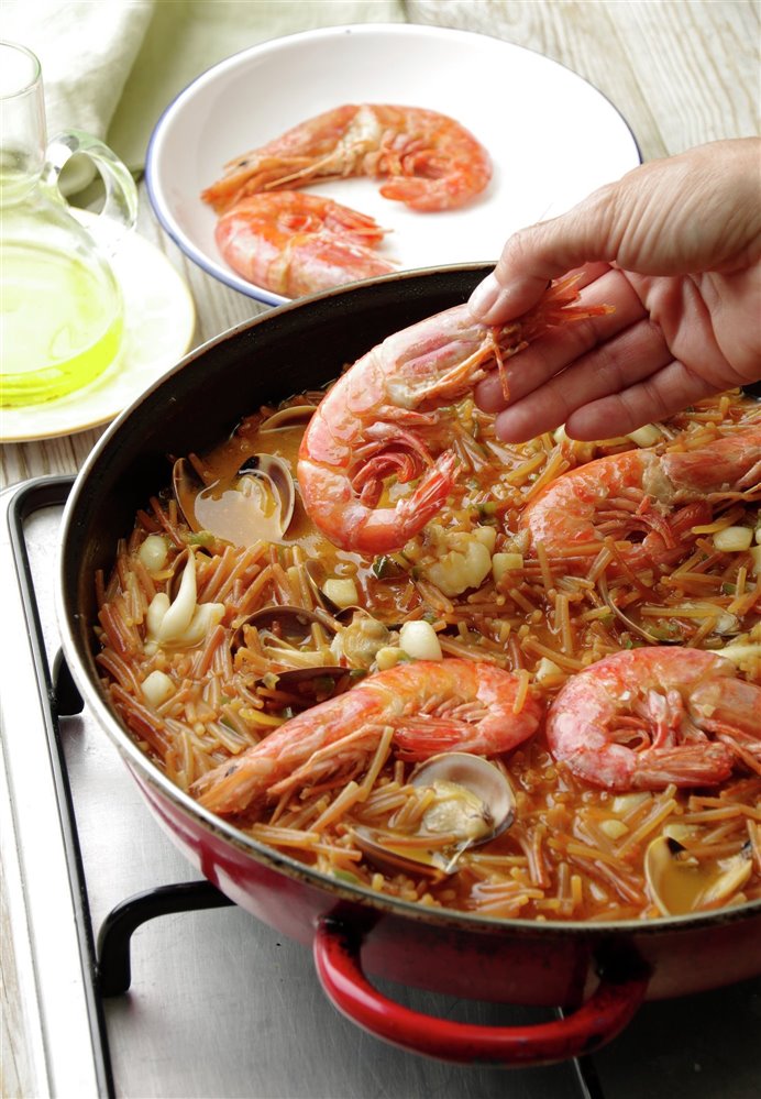 Fideuá tradicional con almejas, sepia y gambas - Lecturas