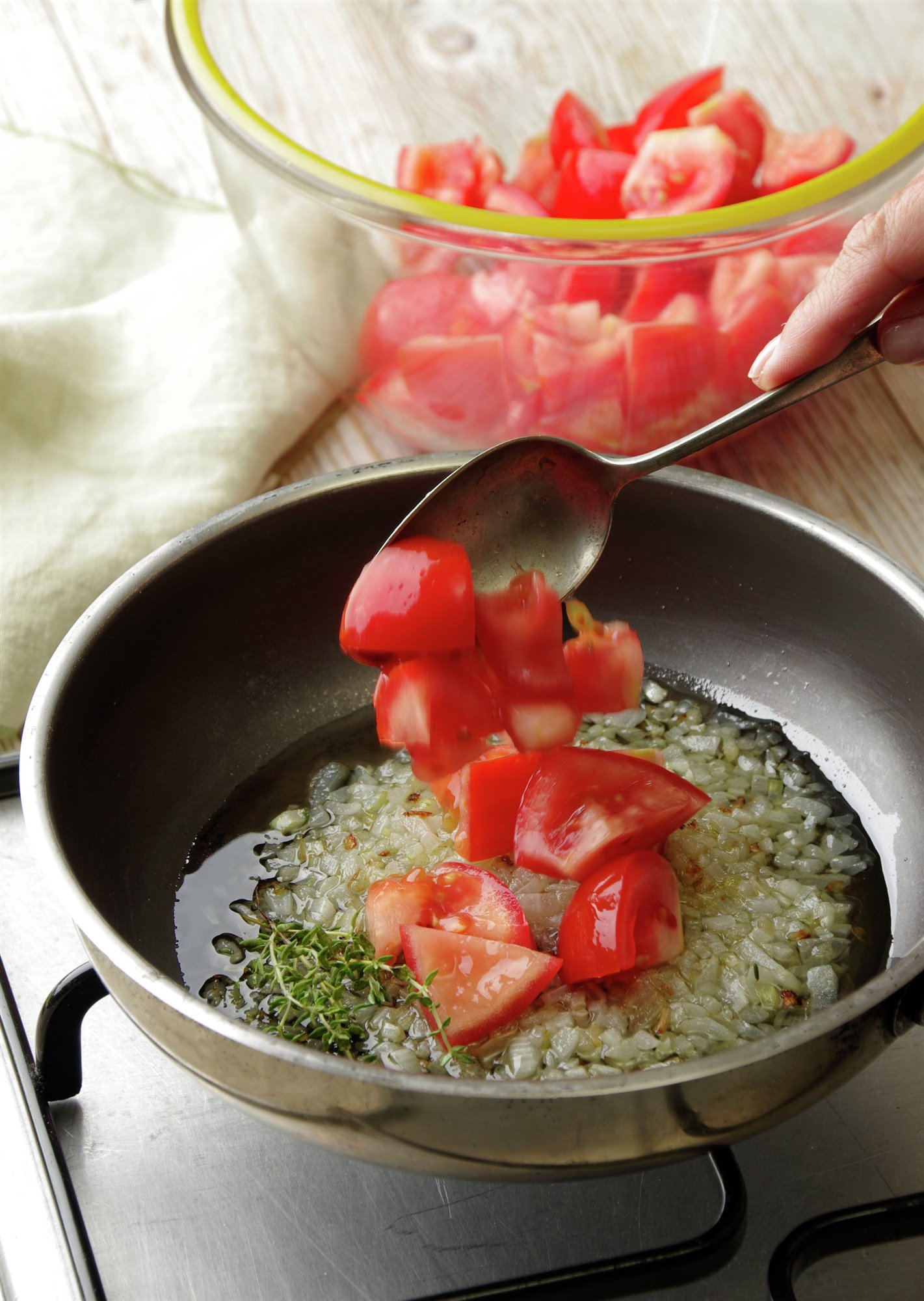 2. Añade tomate troceado