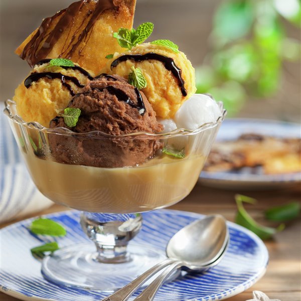 Copa de helado de mango, mascarpone y chocolate con flan