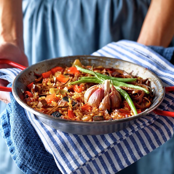 Paella de verduras con espaguetis de mar