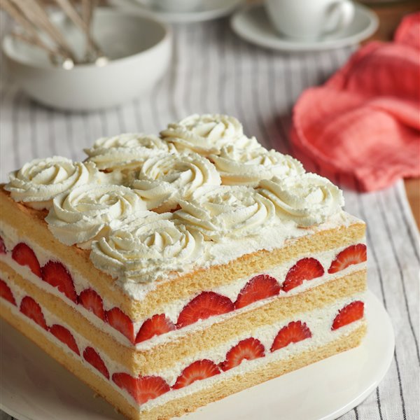 Milhojas de bizcocho con fresas y nata
