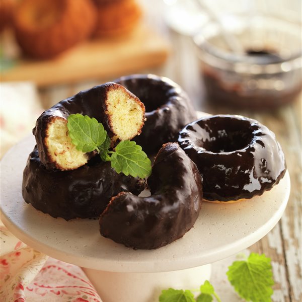Minibundt cakes cubiertos con chocolate negro
