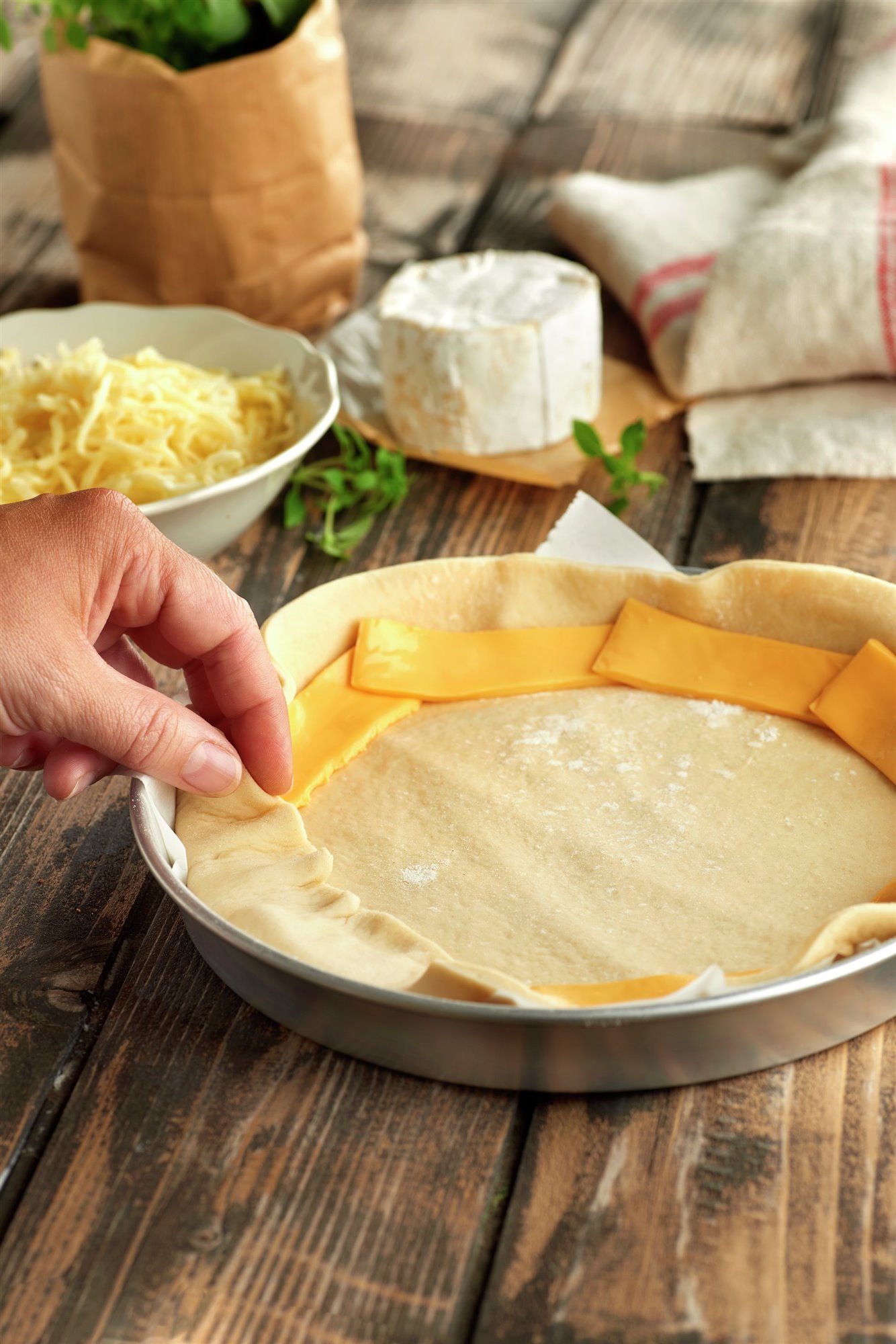 4. Rellena los bordes con queso