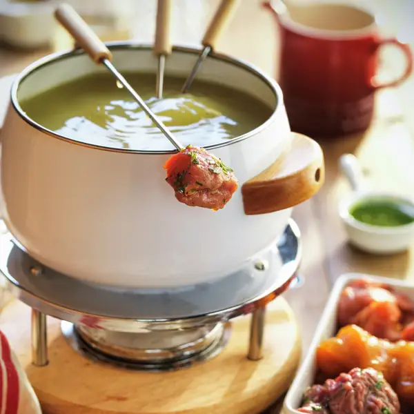 Fondue de caldo con 3 carnes y 3 salsas