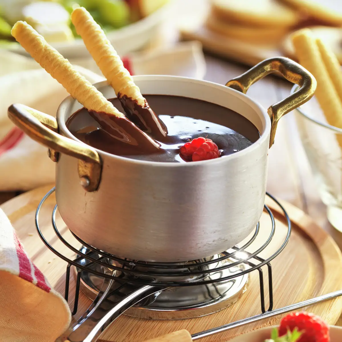 FONDUE DE CHOCOLATE CON FRUTAS Y GALLETAS