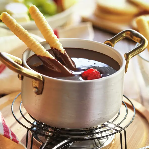 FONDUE DE CHOCOLATE CON FRUTAS Y GALLETAS