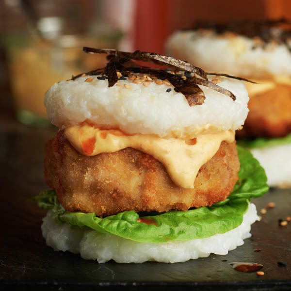 Hamburguesa de carne de cerdo rebozada, con toque oriental