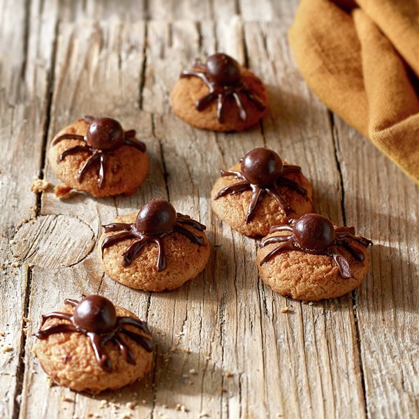 Cómo hacer arañas de chocolate con galletas (para Halloween)