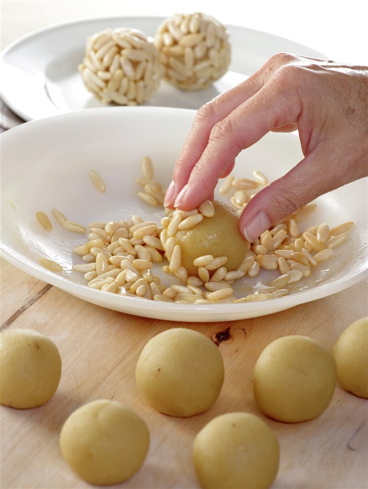 Panellets de piñones: la receta que sale bien