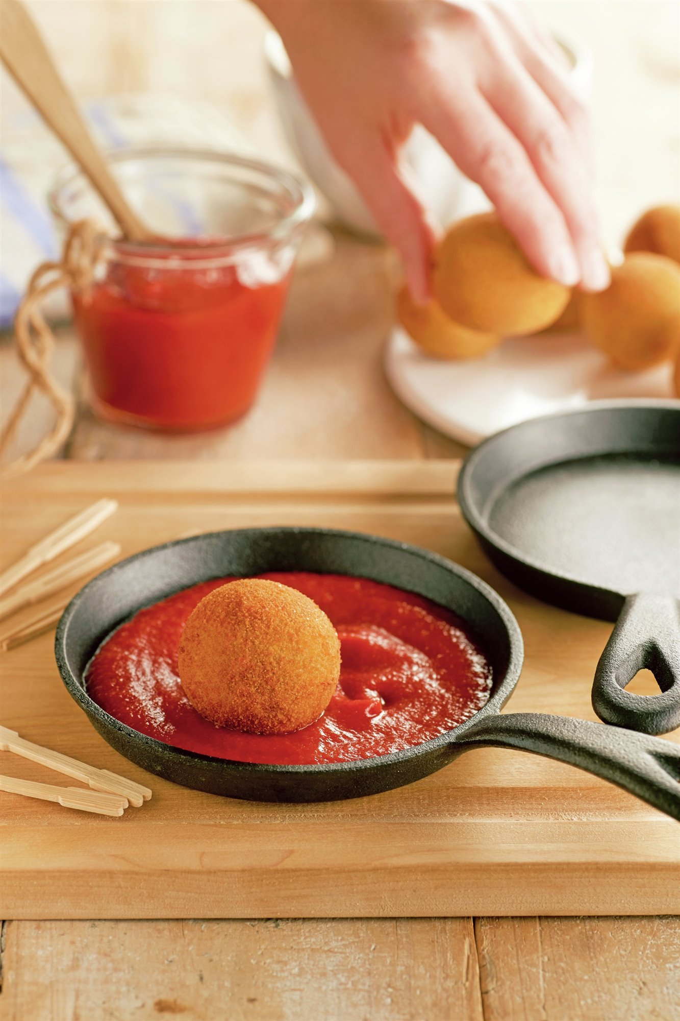 4. Sirve las albóndigas con la salsa