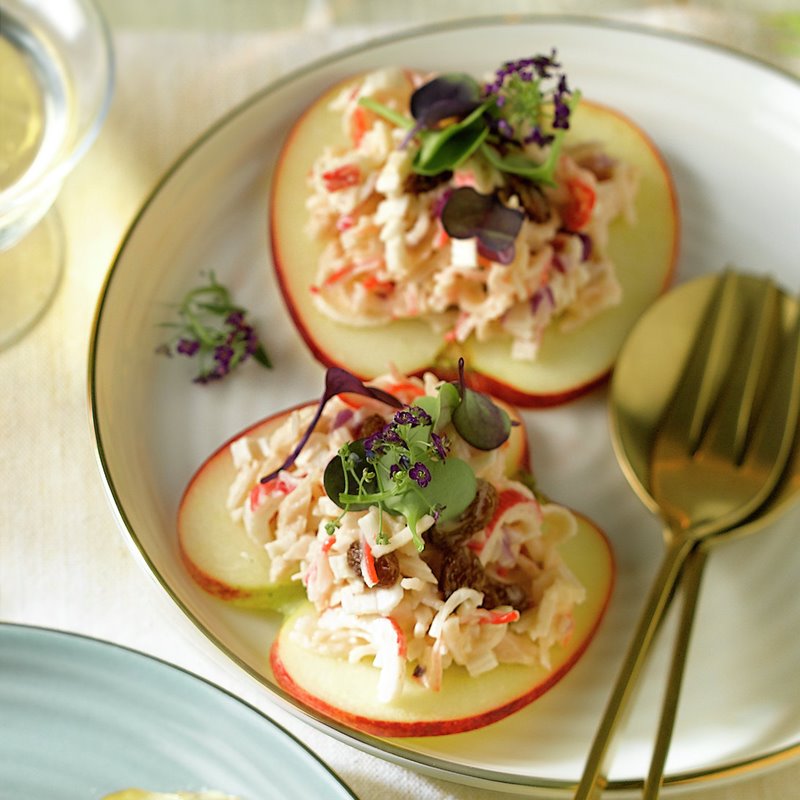 BLINIS CON BRIE, MANZANA Y MIEL Y ENSALADA DE CANGREJO Y BONITO.