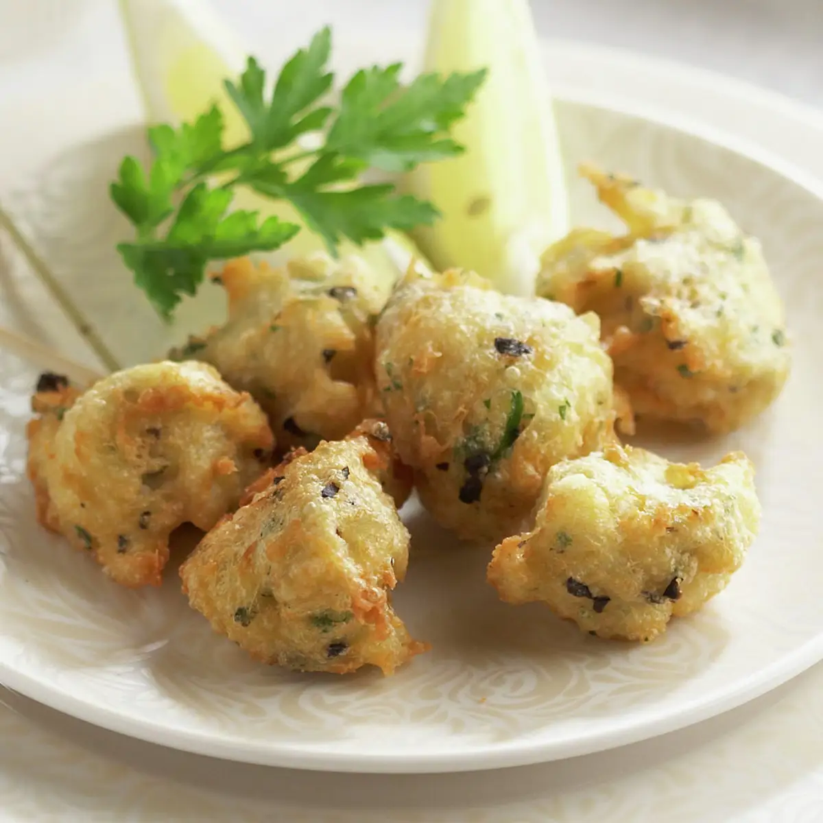 Bunuelos_de_bacalao_con_aceitunas_negras_y_perejil