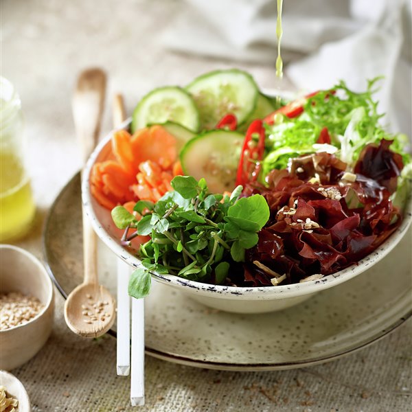 Ensalada variada con vinagreta de jengibre y algas