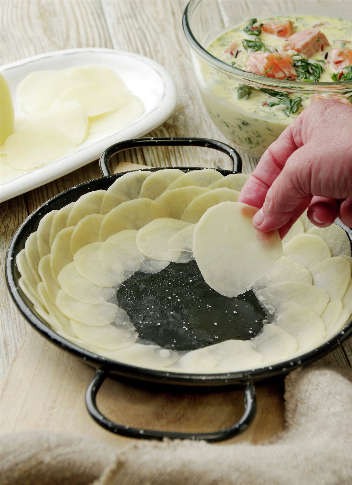 4. Coloca las patatas en una paella
