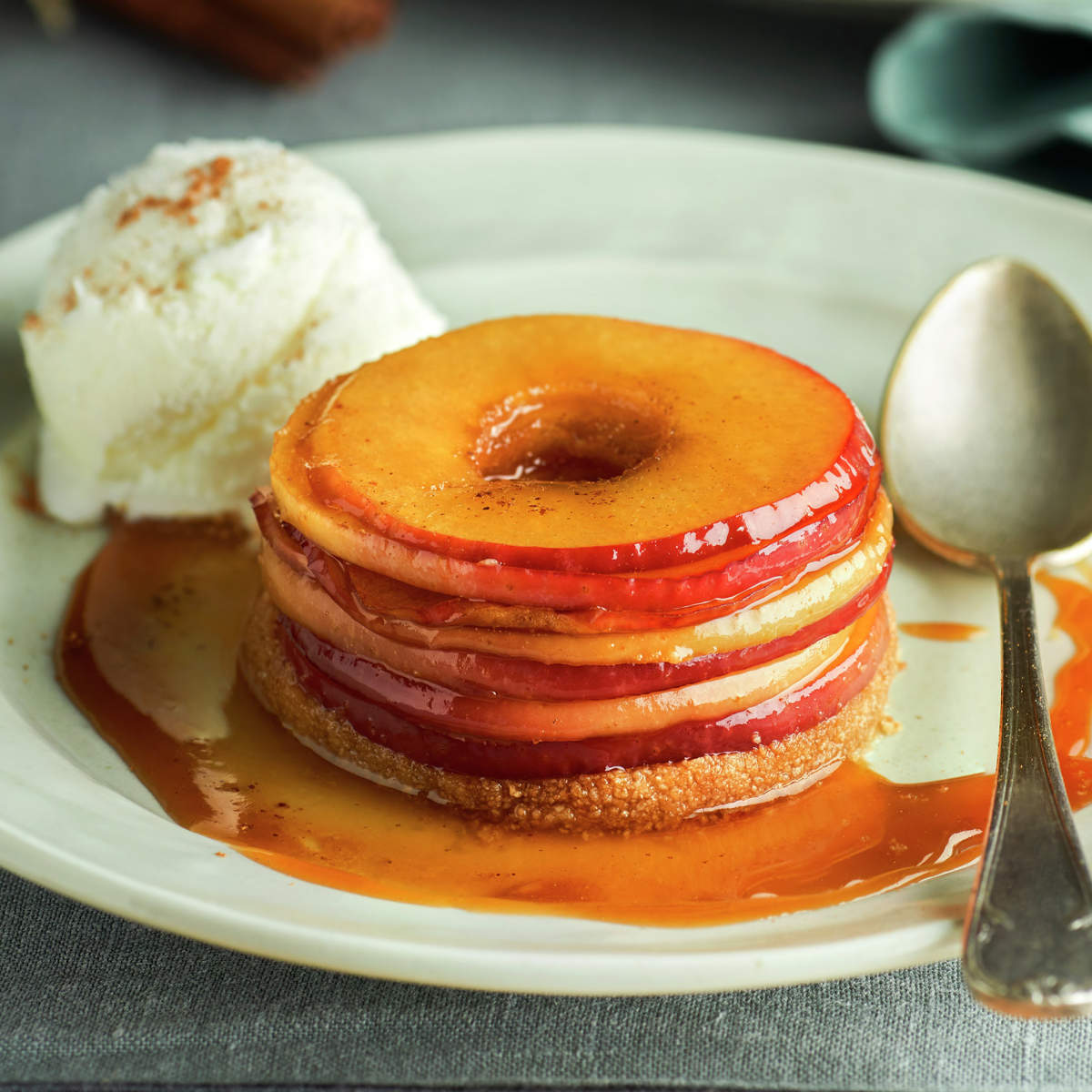 TIMBAL DE MANZANA CARAMELIZADA Y GALLETA