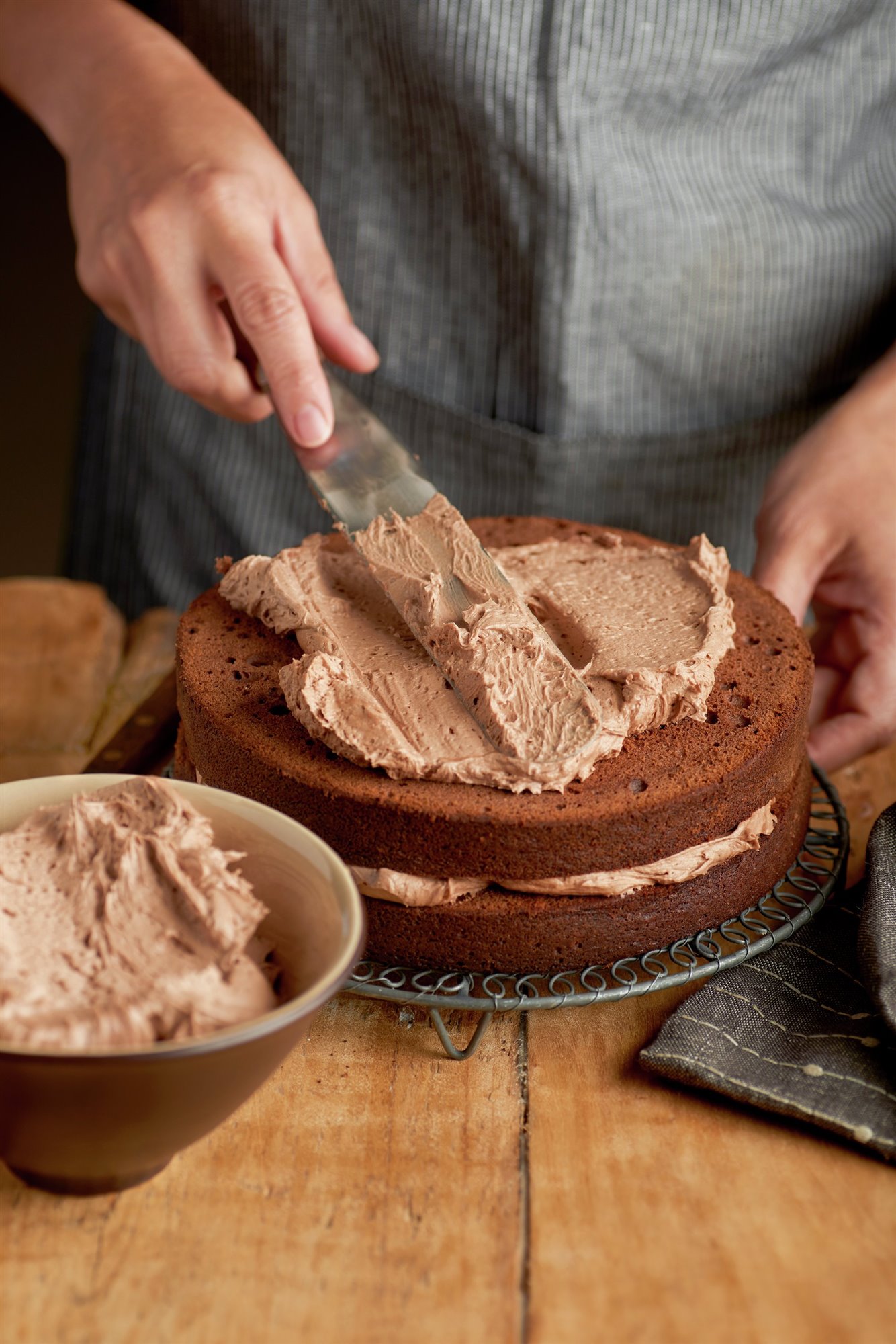 7. Rellena y cubre el pastel con el chocolate