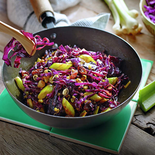 Lombarda salteada con ajetes, jengibre y germinados, una explosión de color y sabor