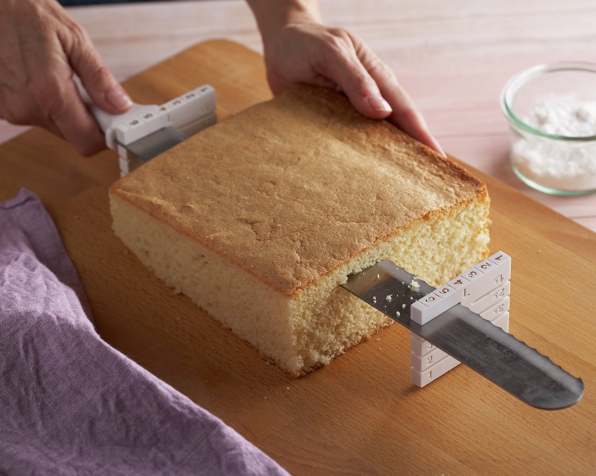 El pastelero cortando fondant blanco en Foto de stock 1816994339