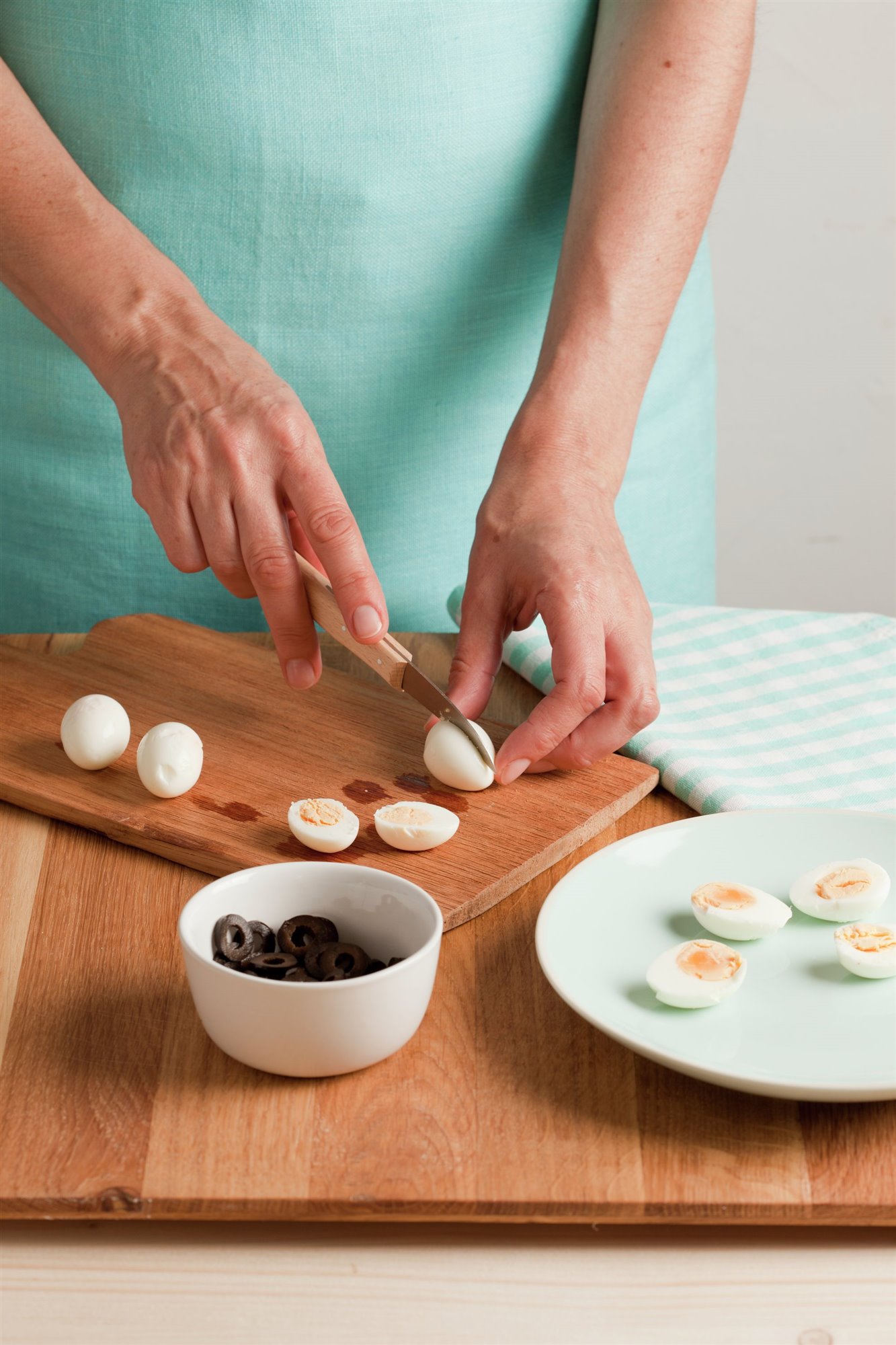 3. Cuece y corta los huevos