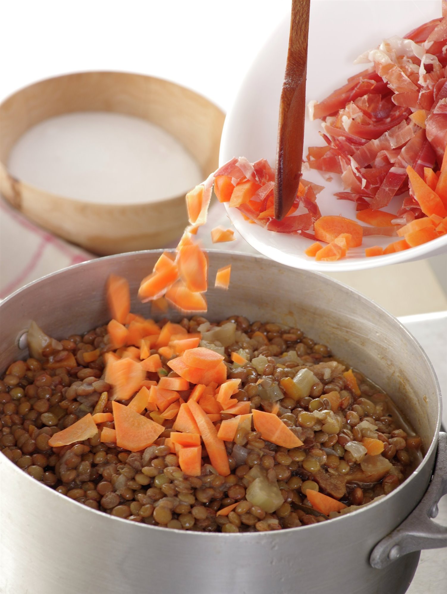 3. Agrega el jamón y la zanahoria