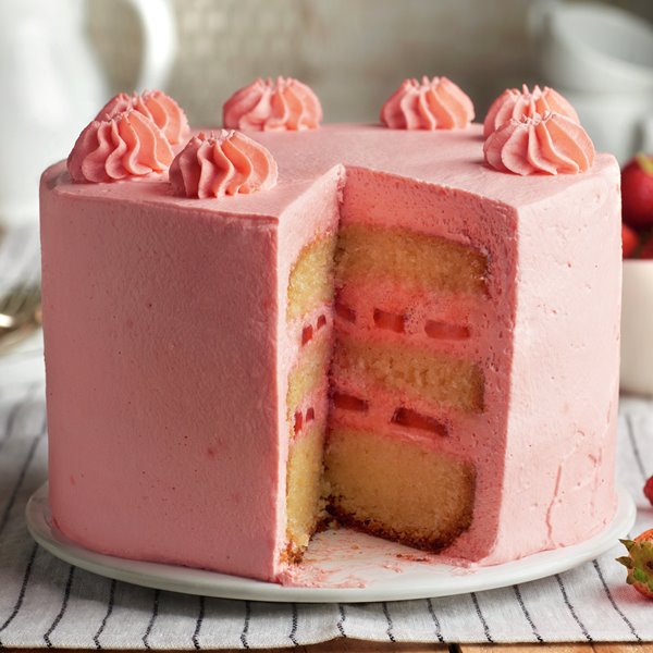 Pastel de tres capas de bizcocho y nata rosa