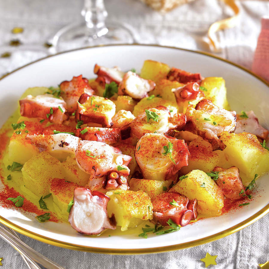 Pulpo a la gallega, con patatas y pimentón