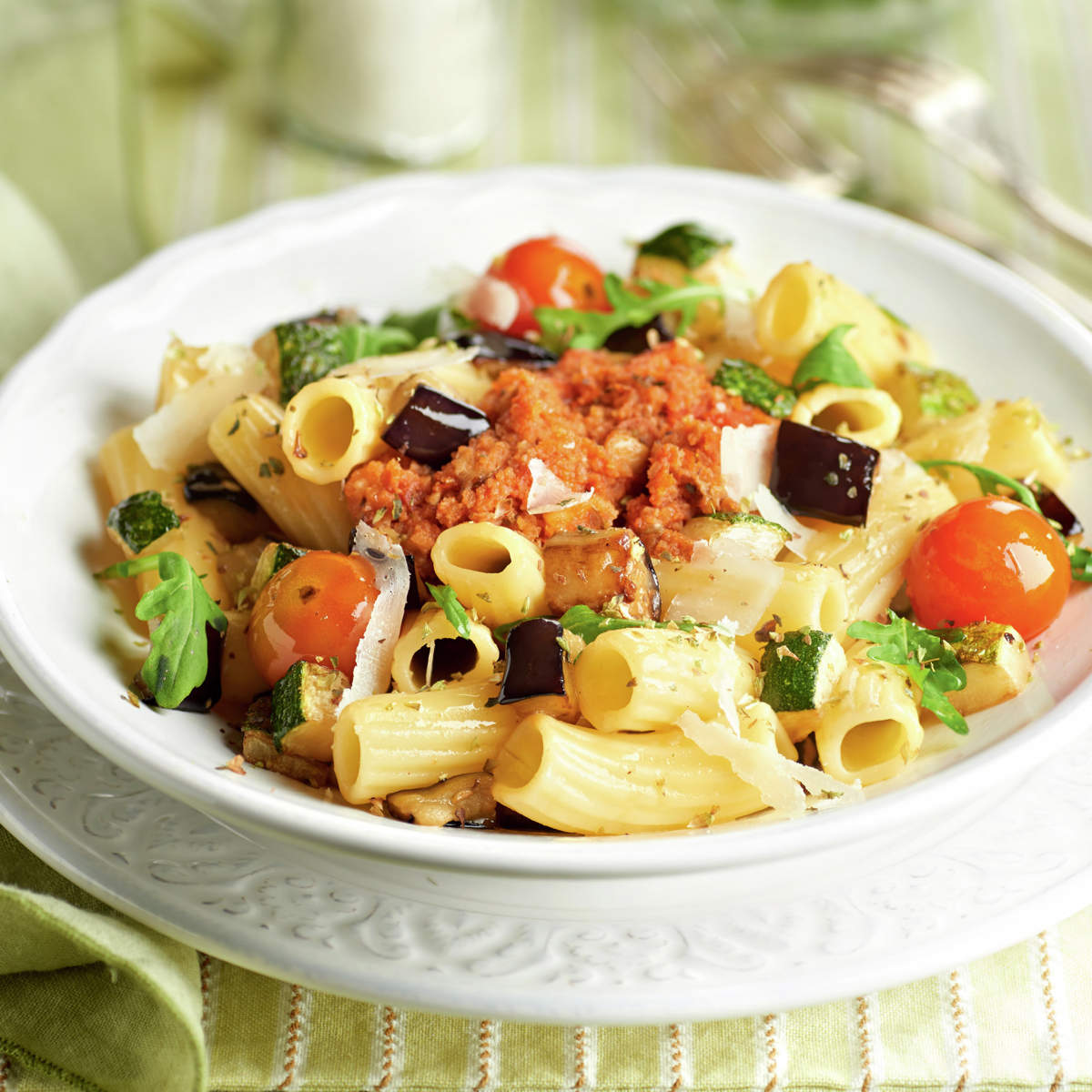 PASTA CON VERDURAS A LA PLANCHA Y PESTO ROJO