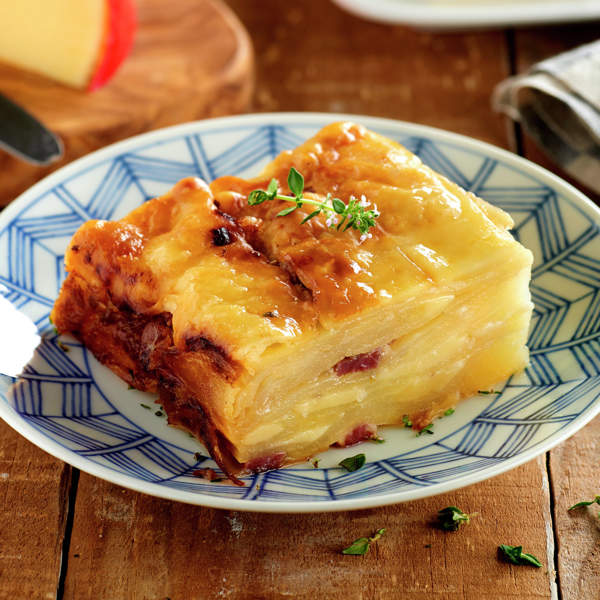 Pastel de patata gratinado con cebolla, jamón y queso de bola ¡para chuparse los dedos!