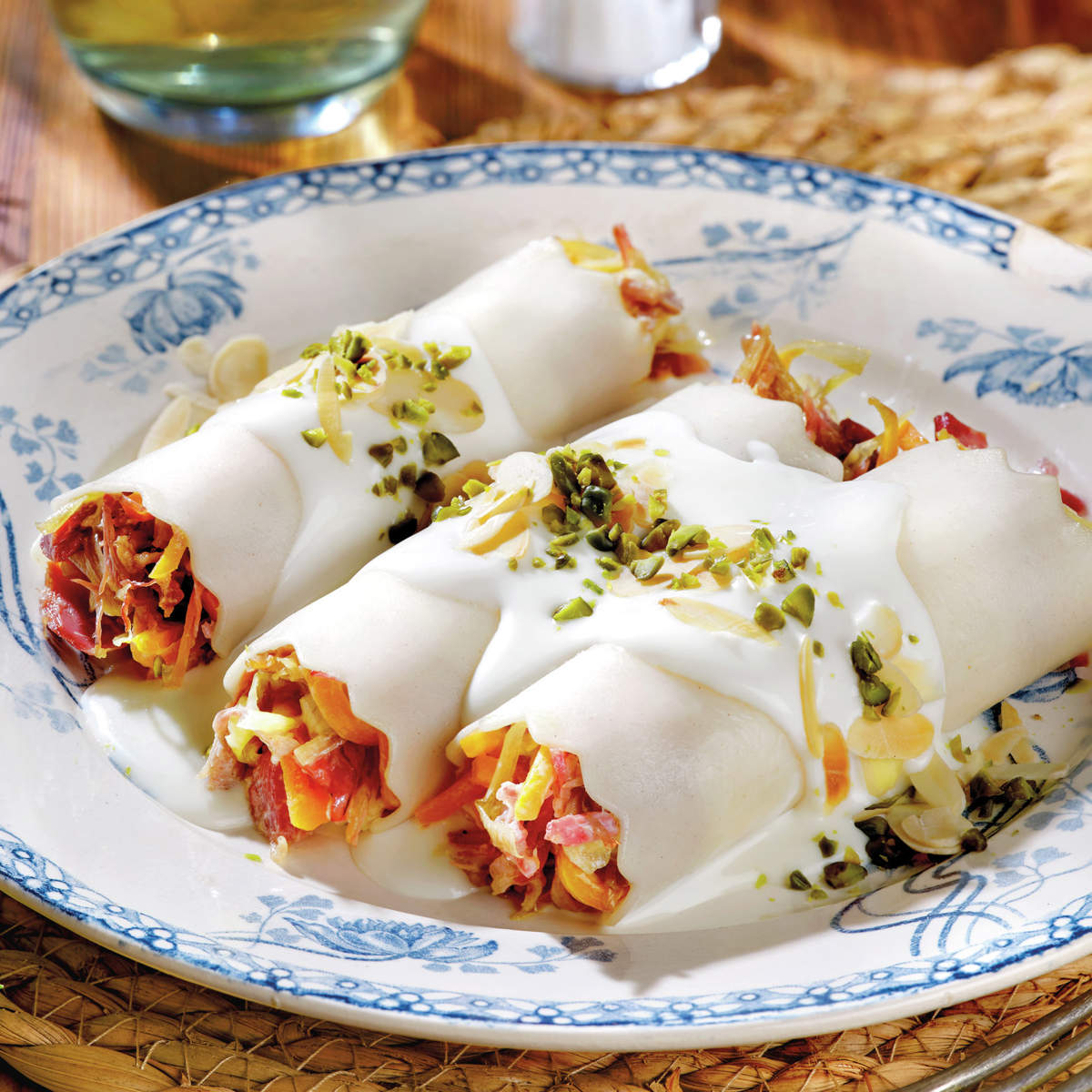 CANELONES FRÍOS DE CONFIT DE PATO Y VERDURAS CON BECHAMEL