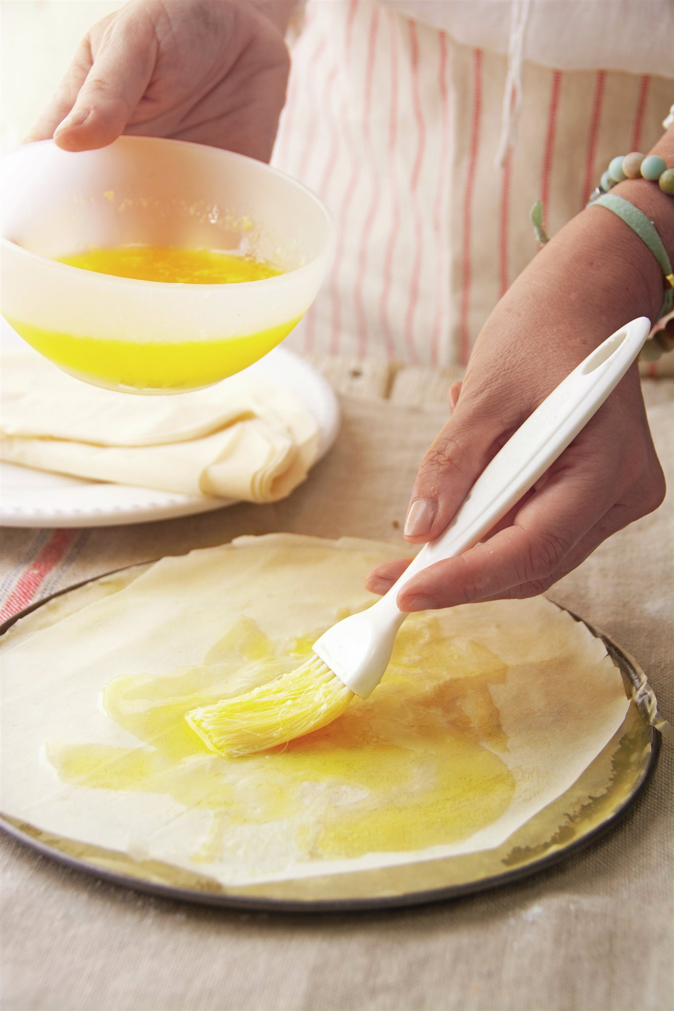 3. Unta la pasta filo con mantequilla