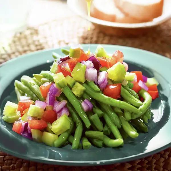 Que las judías verdes no te aburran: prepáralas con salpicón de hortalizas y un aderezo muy especial