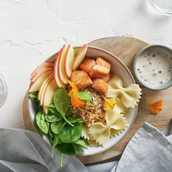 Buddha bowl de pasta, salmón, espinacas y manzana