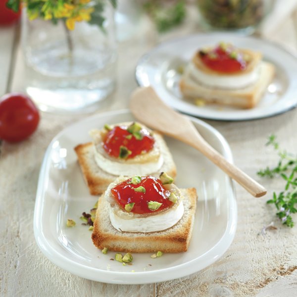Cheese canapé with tomato jam