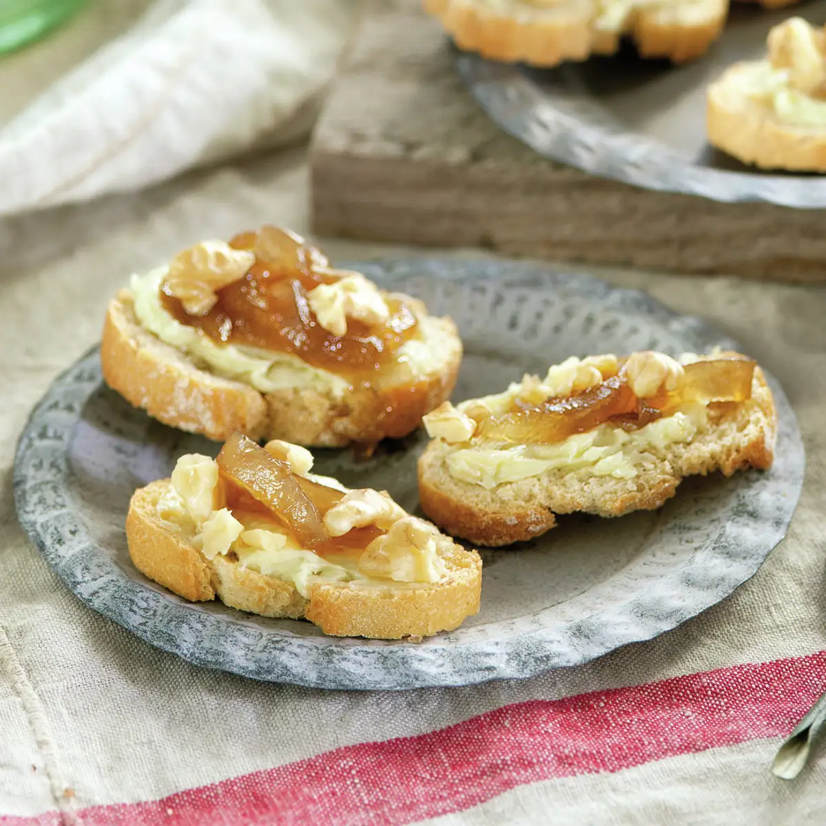 Canapés de roquefort y cebolla caramelizada