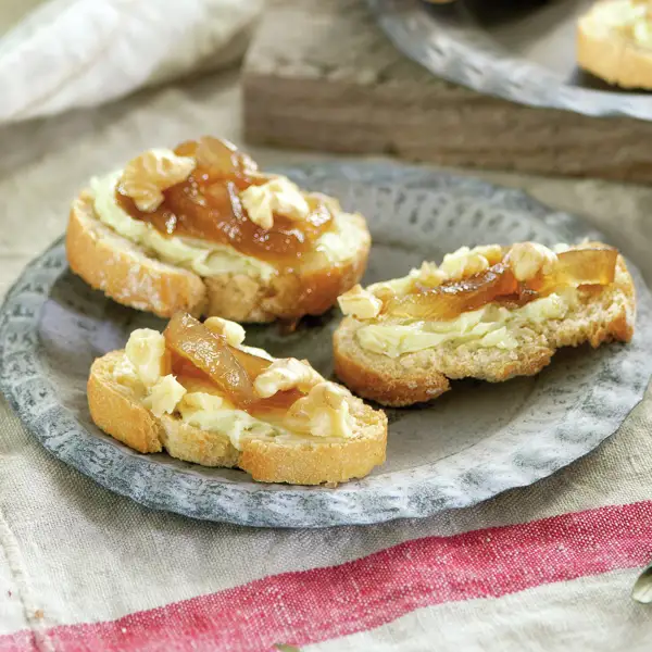 Canapés de roquefort y cebolla caramelizada, un bocadito ideal