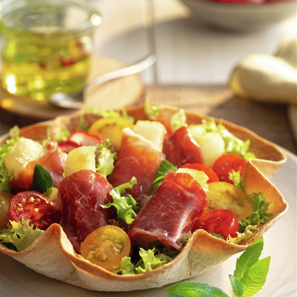 Crispy salad with Iberian ham