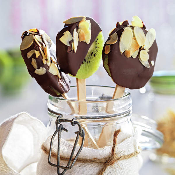 Piruletas de kiwi y chocolate