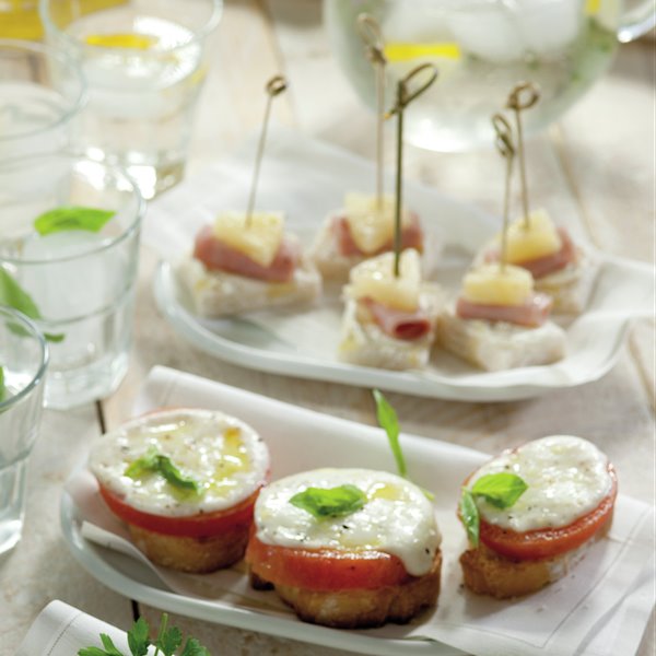 Canapés with pineapple and ham