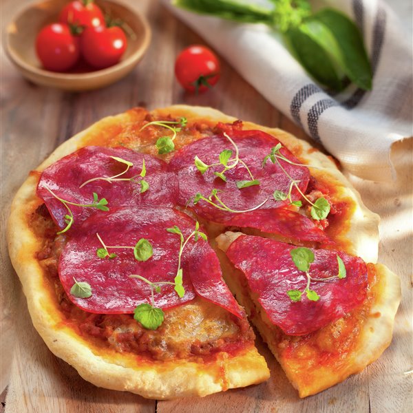Pizza de boloñesa y salami