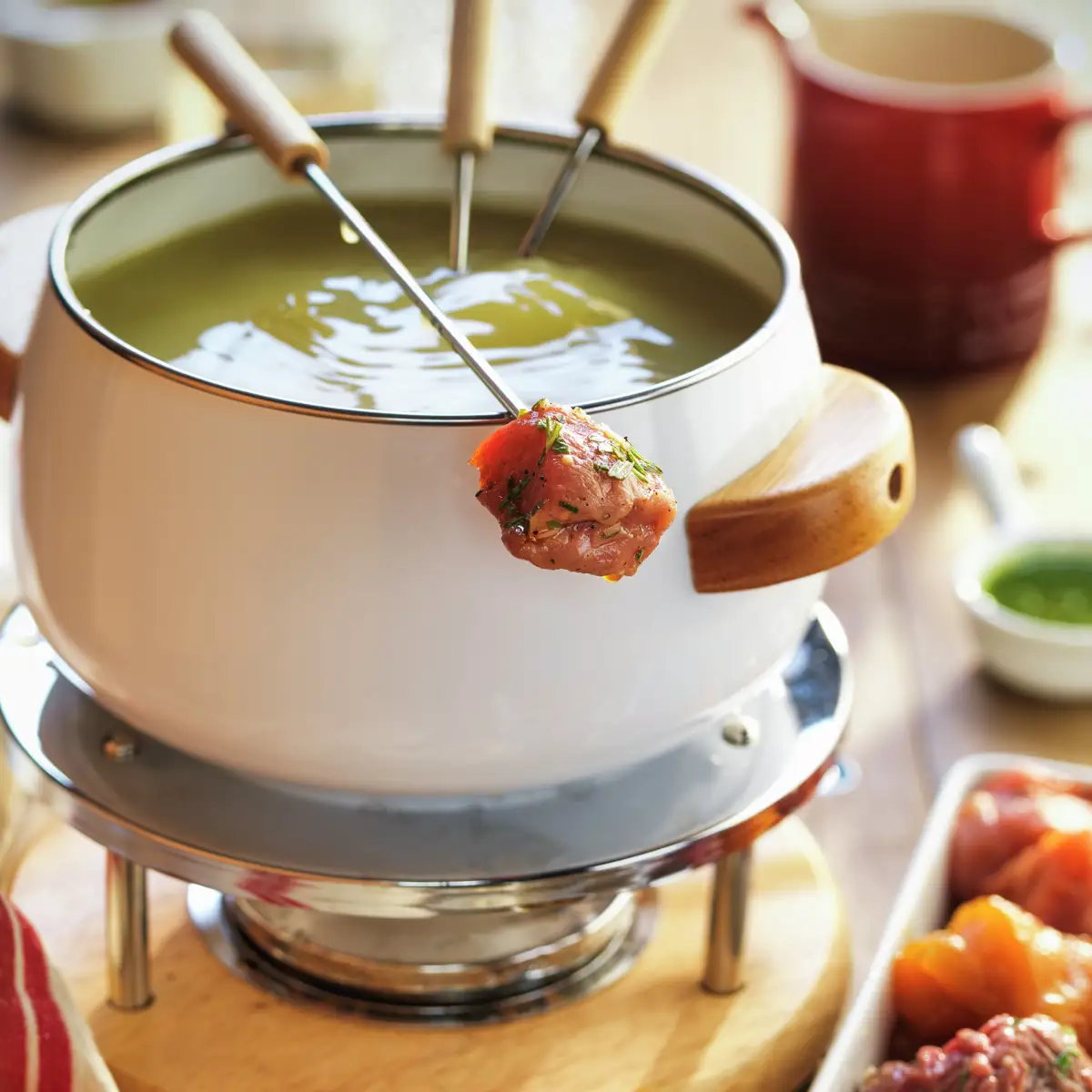 Fondue de caldo con 3 carnes y 3 salsas