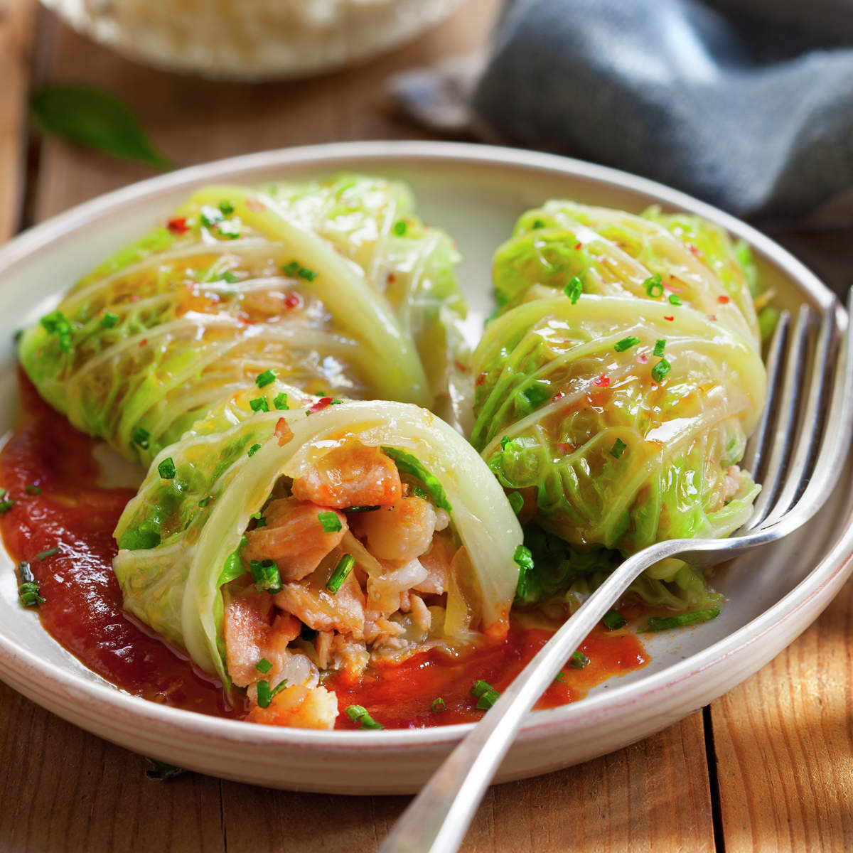 ROLLITOS DE COL RELLENOS DE SALMÓN