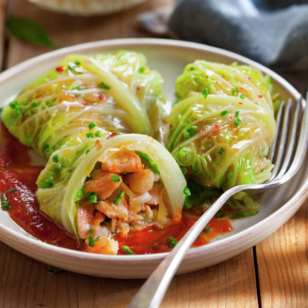 Rollitos jugosos de col con salmón y langostinos