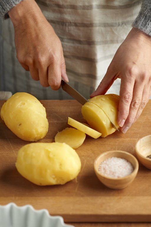 3. Pela y corta las patatas
