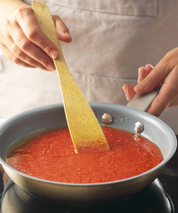6. Prepara la salsa brava